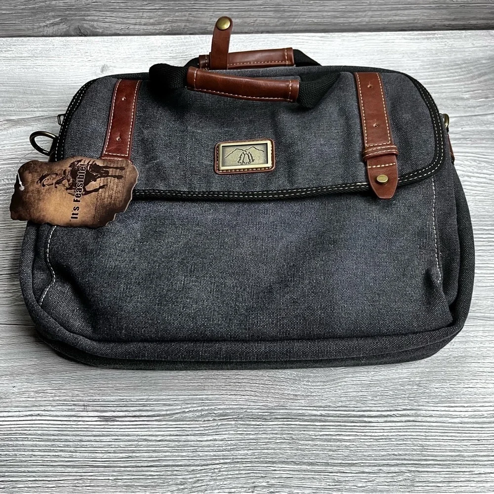 NWT The Prairie Schooner canvas measenger bag. Shoulder and hand straps. Laptop